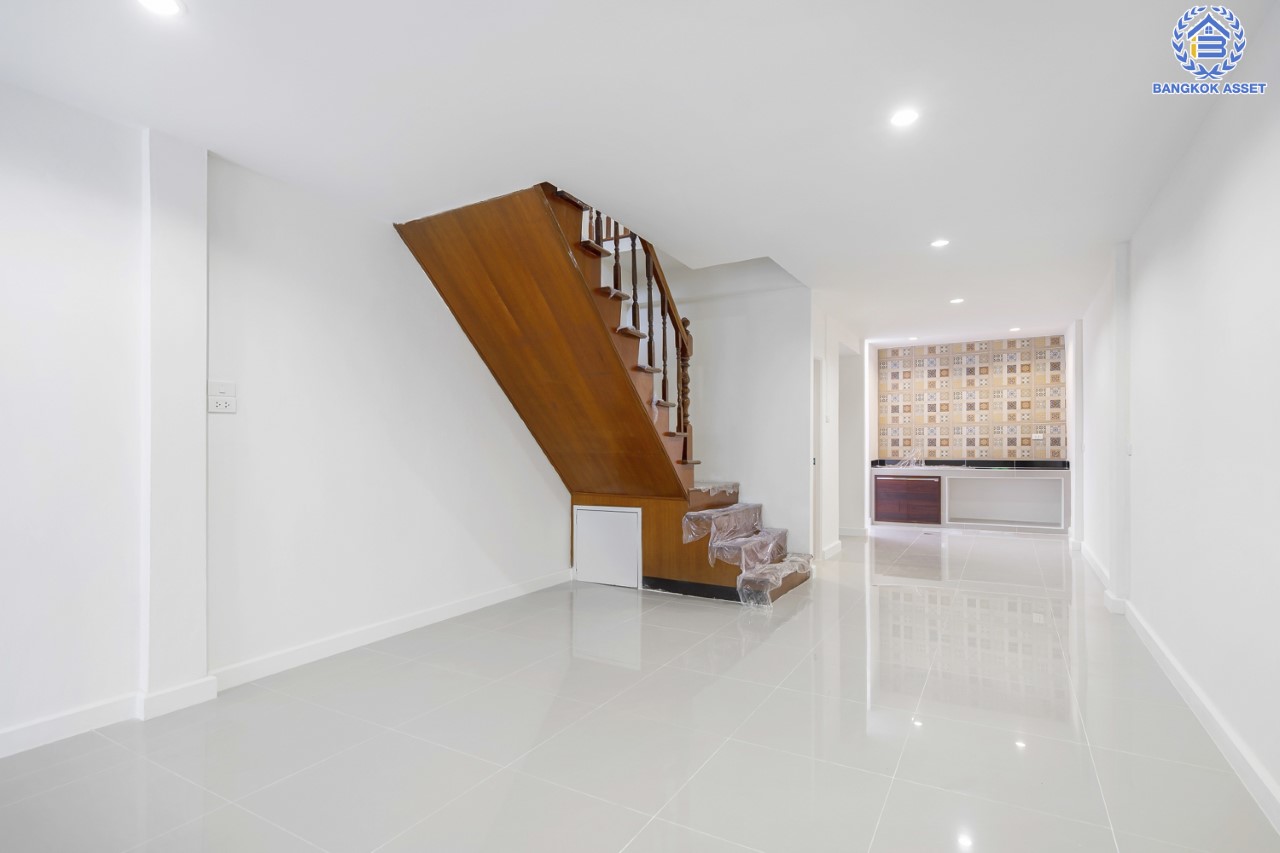 บ้านมือสองตกแต่งใหม่ ม.เรวดี3 ติวานนท์-เลี่ยงเมืองนนท์ฯ ทาวน์เฮ้าส์ตกแต่งพร้อมอยู่ เนื้อที่ 17 ตร.ว. ฟังก์ชัน 2 ห้องนอน 2 ห้องน้ำ 1 ที่จอดรถ พร้อม Living Area ชั้นสองกว้าง บนทำเลโซนเมือง! เข้า-ออกได้หลายเส้นทาง ถ.รัตนาธิเบศร์, ถ.ติวานนท์ และเลี่ยงเมืองนนท์ฯ ใกล้เซ็นทรัลรัตนาธิเบศร์ และรถไฟฟ้าสายสีม่วง ทั้ง "สถานีกระทรวงสาธารณสุข" และ "สถานีศูนย์ราชการนนทบุรี"